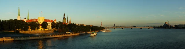 Rīgas pils, Vecrīgas torņi un Daugava vakara gaismā